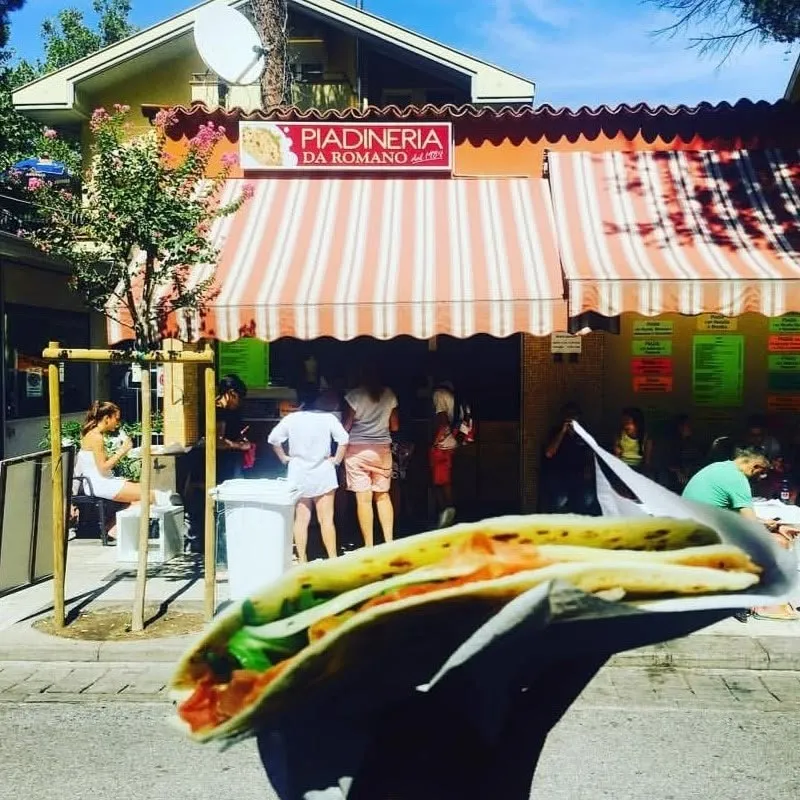 Il chiosco Da Romano con una piadina in primo piano